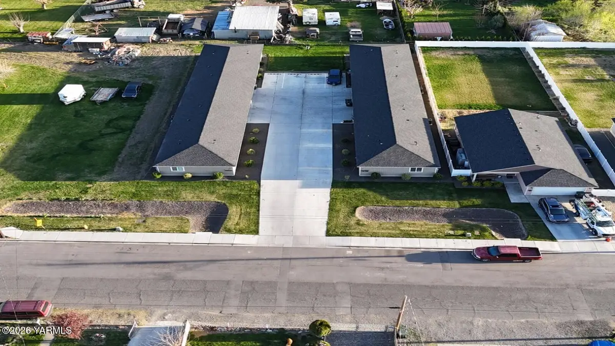 624 E 4th St, Grandview, WA 98930 - #1