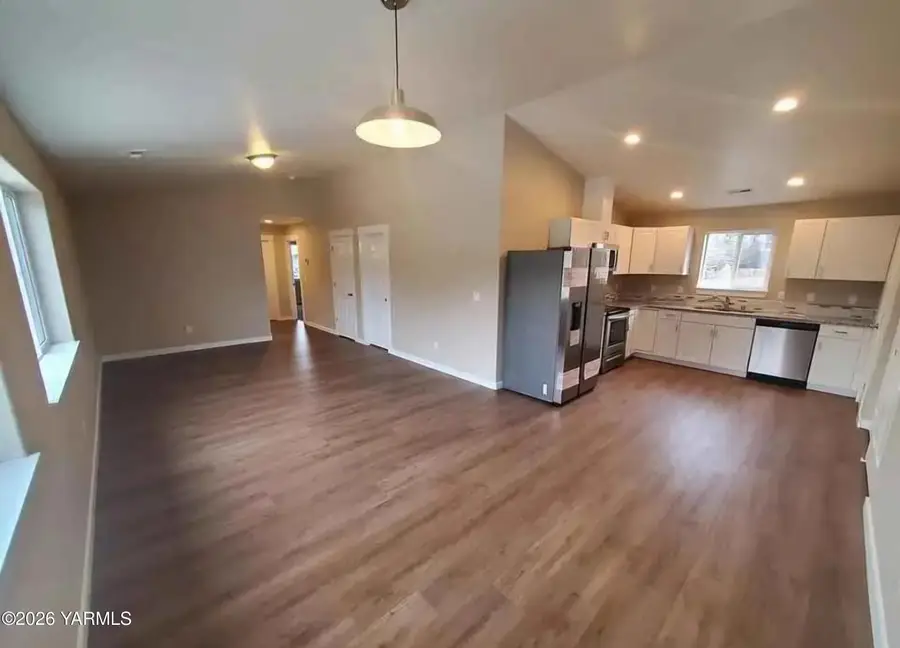 624 E 4th St, Grandview, WA 98930 - #3