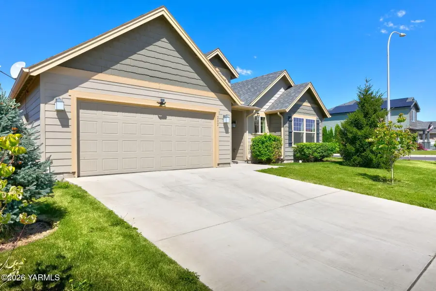 202 Golding St, Moxee, WA 98936 - #3