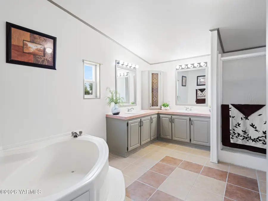 1621 Ledwich Ave, Yakima, WA 98902 - #2