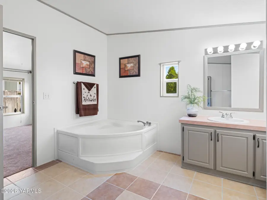 1621 Ledwich Ave, Yakima, WA 98902 - #3