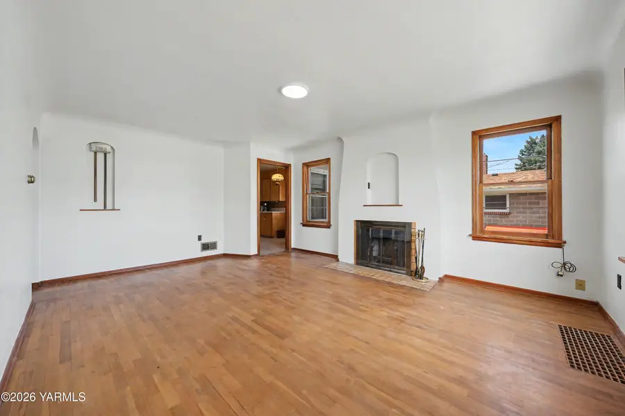 308 W Viola Ave, Yakima, WA 98902 - #2