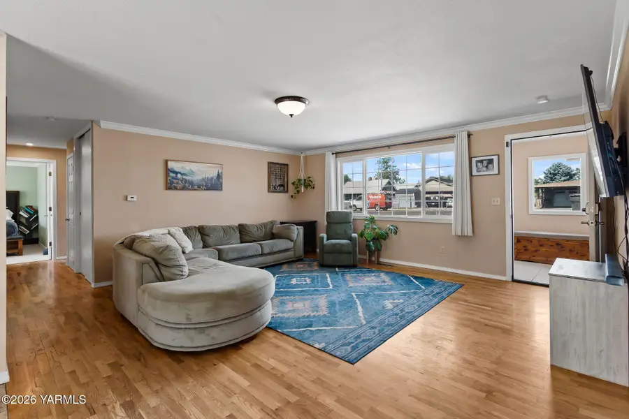 809 S 72nd Ave, Yakima, WA 98908 - #3