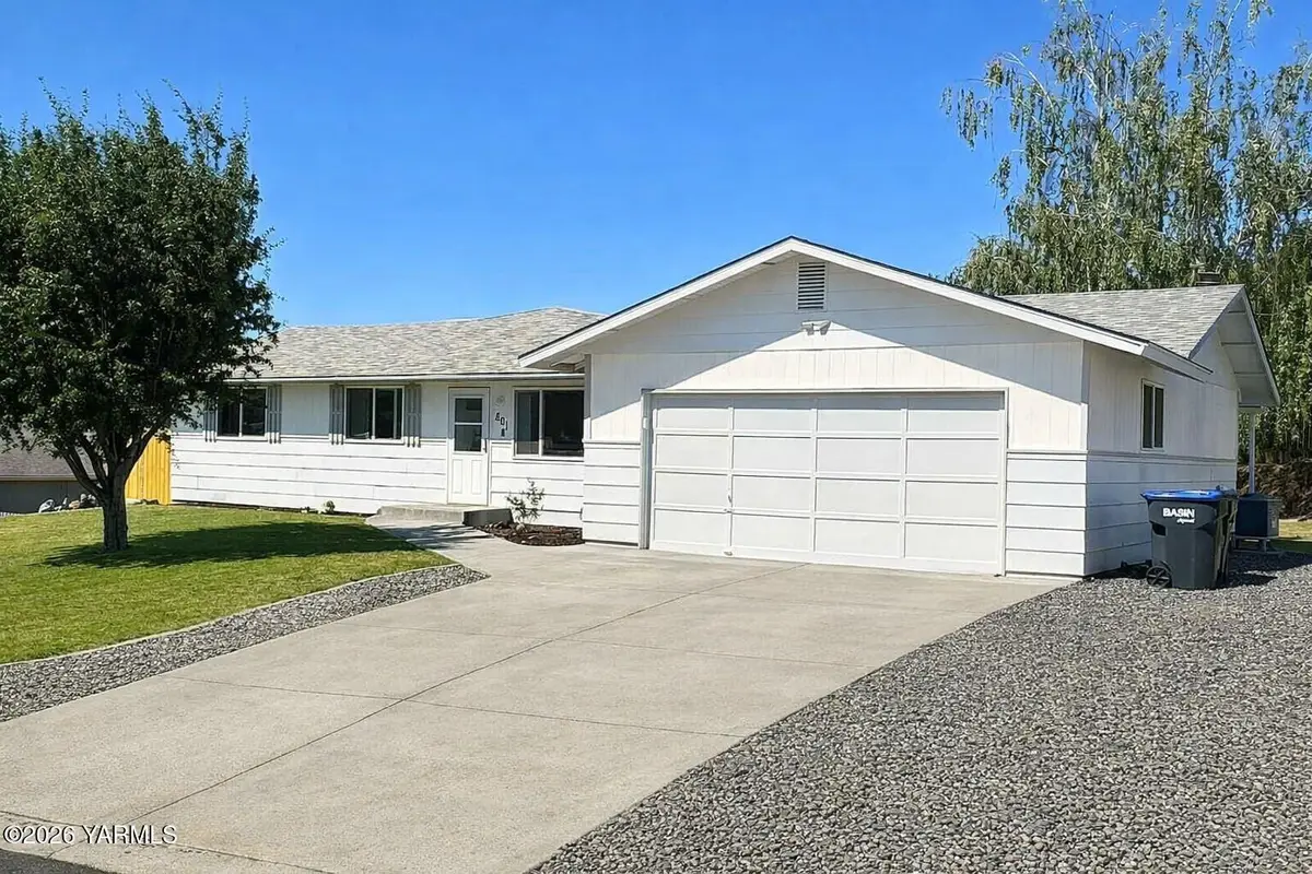801 N 4th St, Selah, WA 98942 - #1