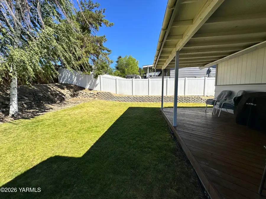 801 N 4th St, Selah, WA 98942 - #3