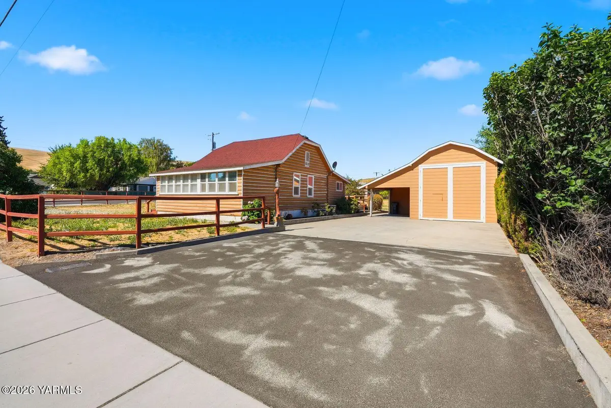 301 Pleasant Ave, Selah, WA 98942 - #1
