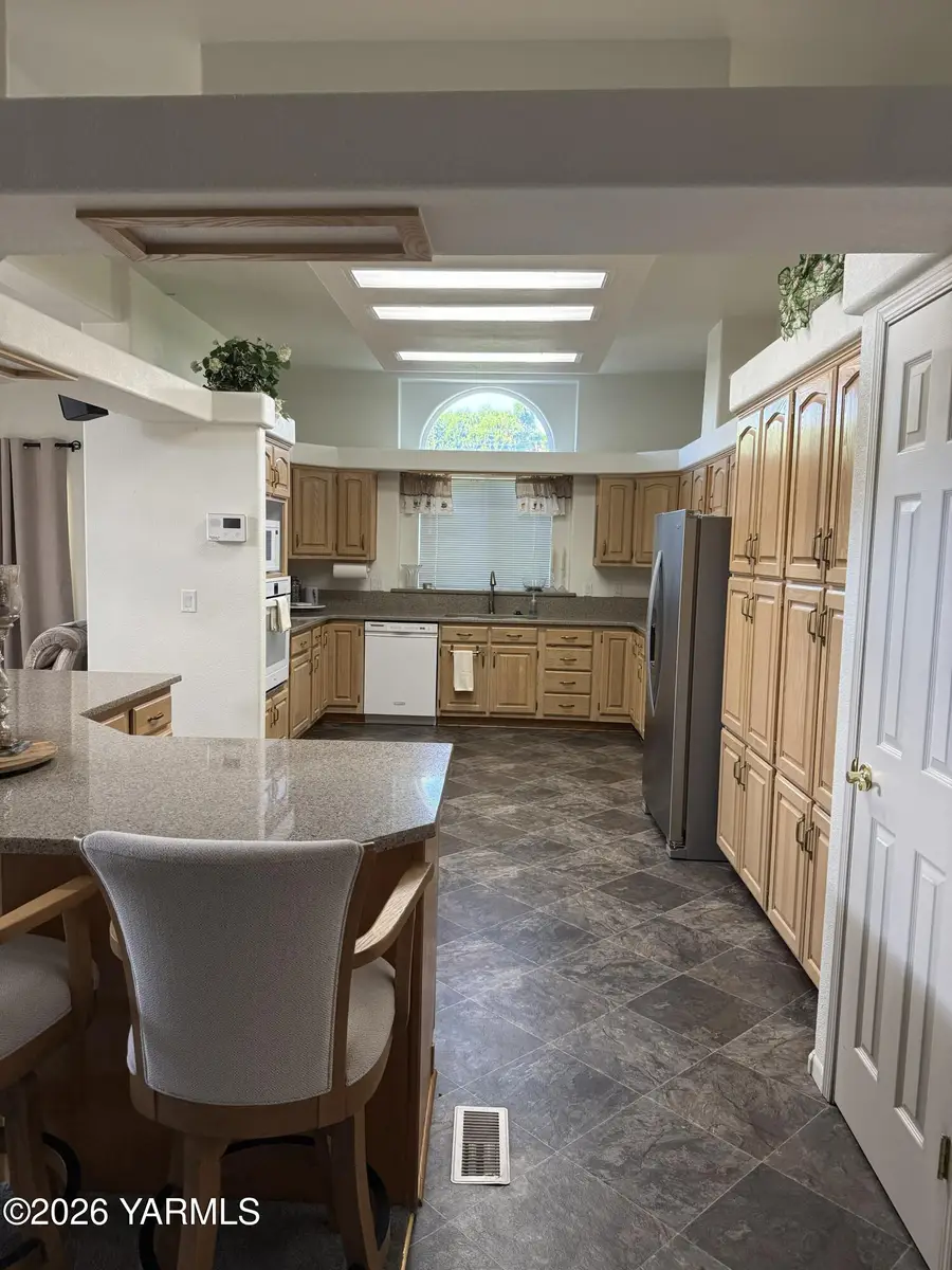 1800 S 68th Ave, Yakima, WA 98908 - #3