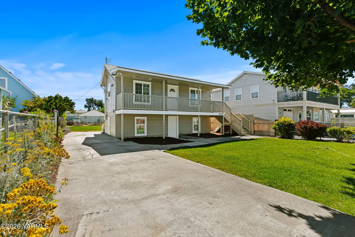 909 N 10th Ave, Yakima, WA 98902 - #1