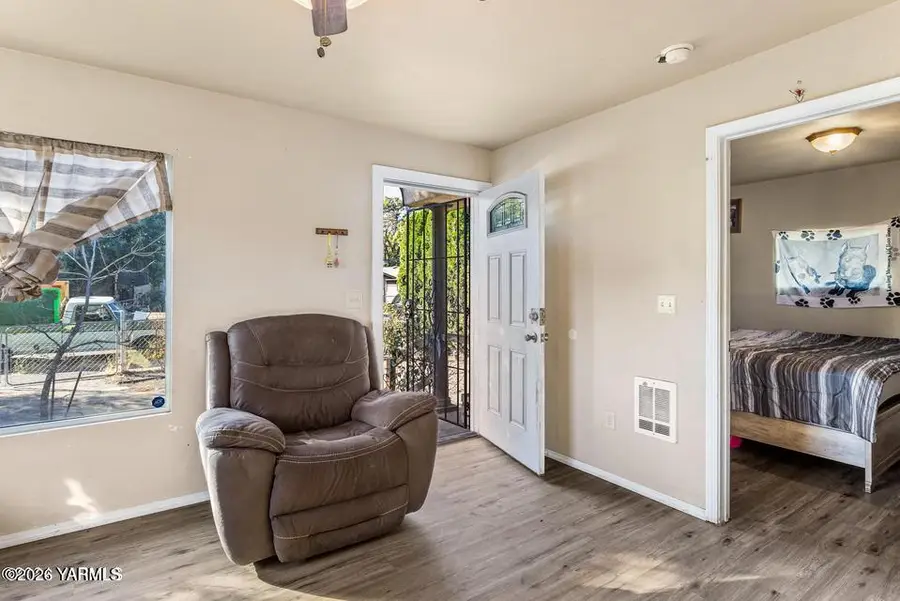 1215 Cherry Ave, Yakima, WA 98902 - #3