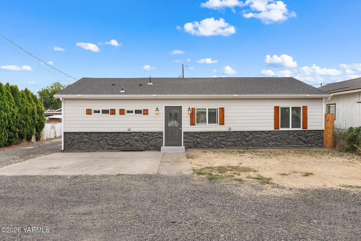 111 S H St, Toppenish, WA 98948 - #1