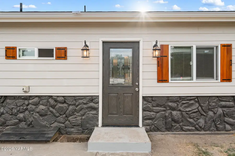 111 S H St, Toppenish, WA 98948 - #2