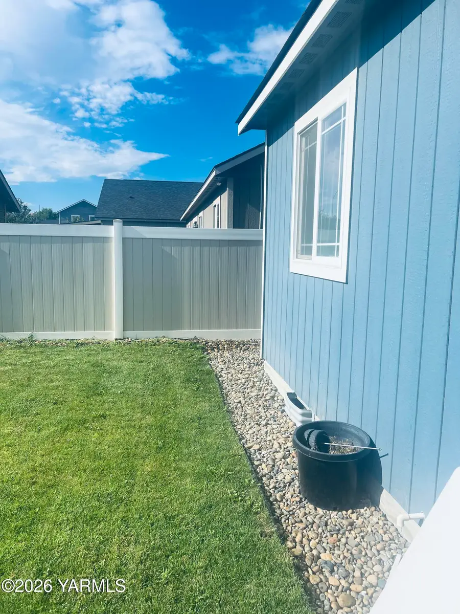 1621 Ayrshire St, Sunnyside, WA 98944 - #3
