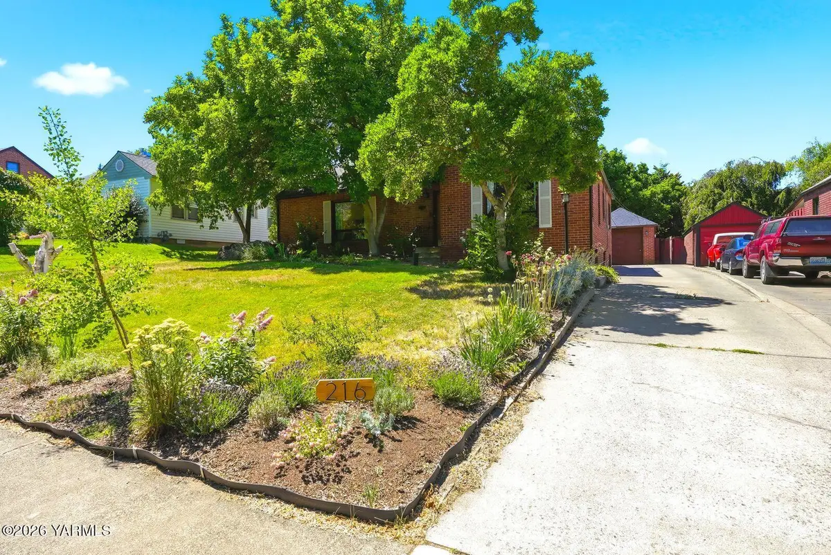216 N 25th Ave, Yakima, WA 98902 - #1