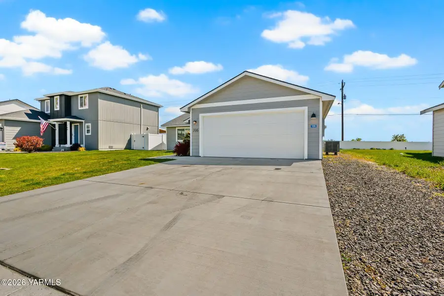 106 Walnut St, Tieton, WA 98947 - #2