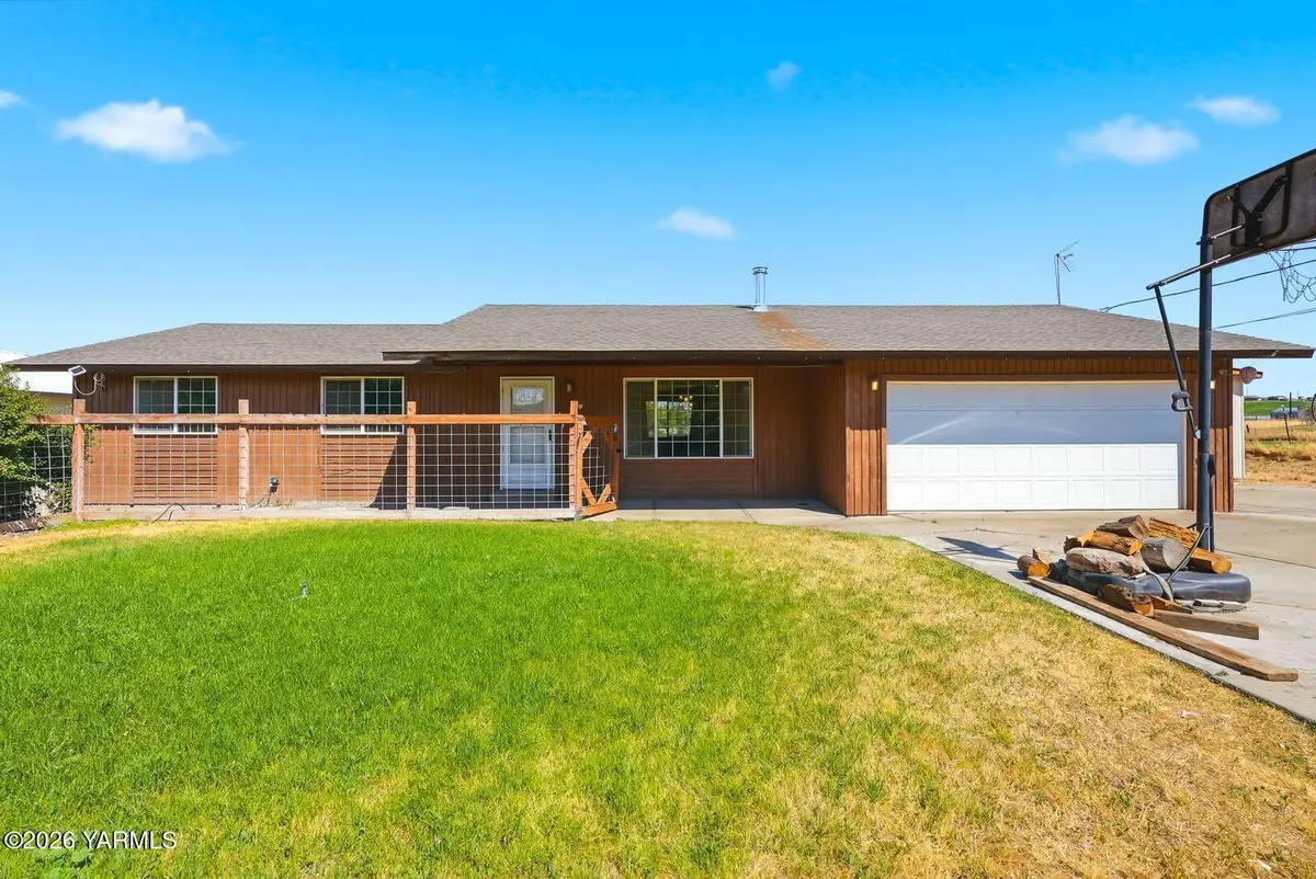 3415 N Wenas Rd, Selah, WA 98942 - #1