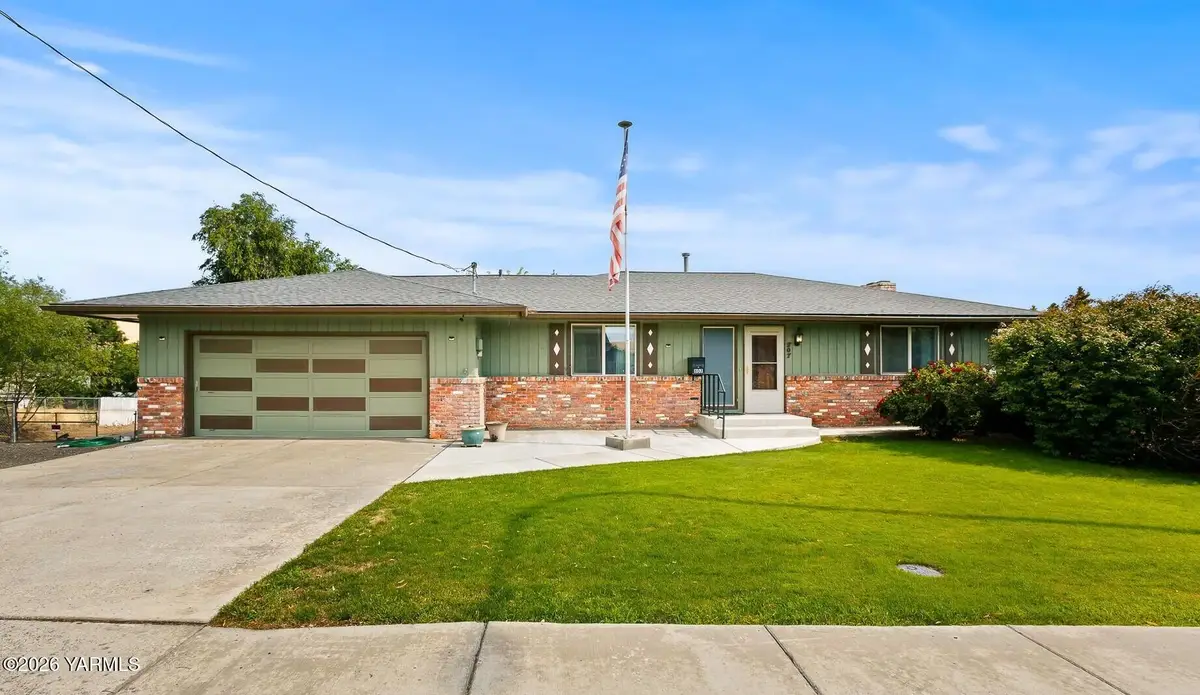 807 W Fremont Ave, Selah, WA 98942 - #1
