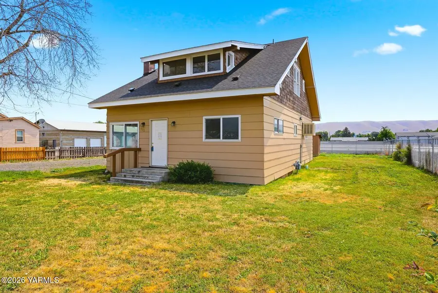 502 W Washington Ave, Yakima, WA 98903 - #3