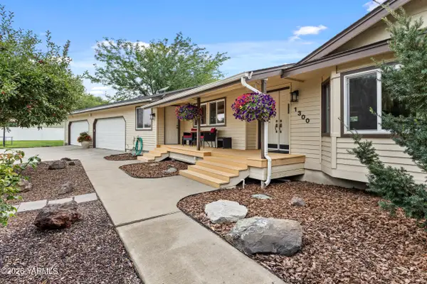 1300 Meadowlark Ln, Zillah, WA 98953