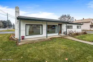 302 W Selah Ave, Selah, WA 98942