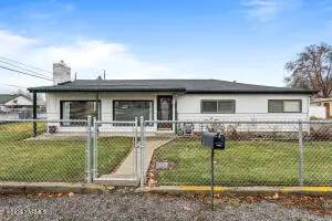 302 W Selah Ave, Selah, WA 98942 - #2