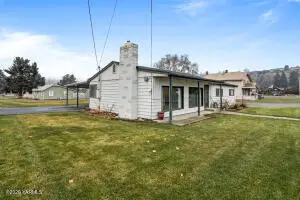 302 W Selah Ave, Selah, WA 98942 - #3