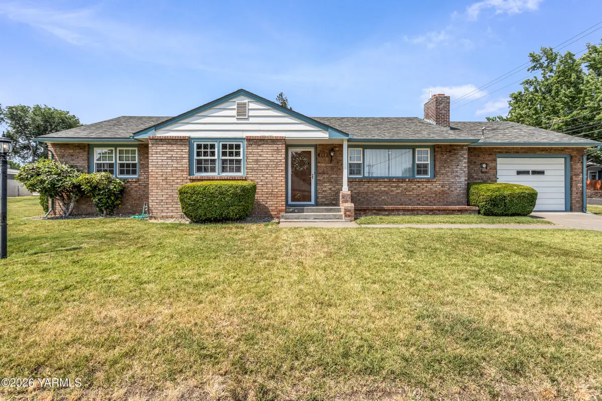 202 Bel Air Dr, Yakima, WA 98908 - #1
