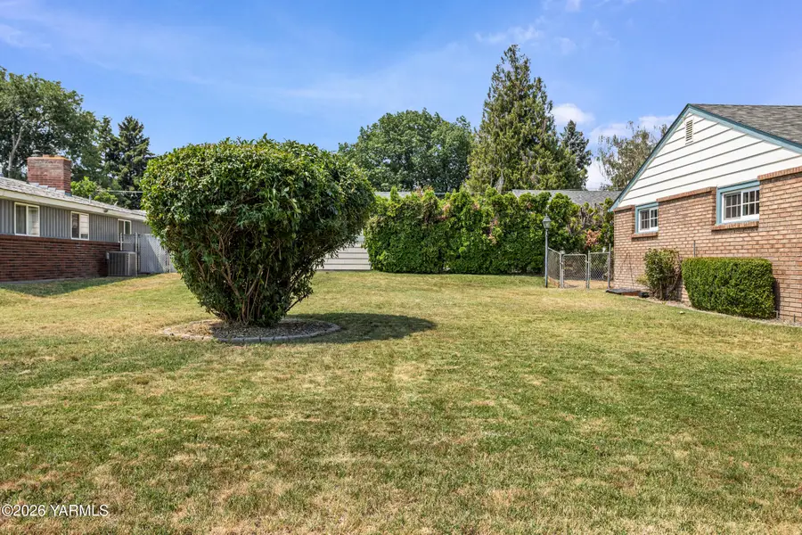 202 Bel Air Dr, Yakima, WA 98908 - #3
