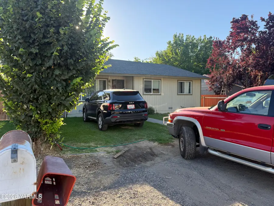 1015 Alice St, Prosser, WA 99350 - #2