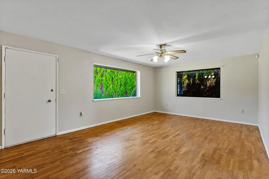 702 W Cherry Ave, Selah, WA 98942 - #3