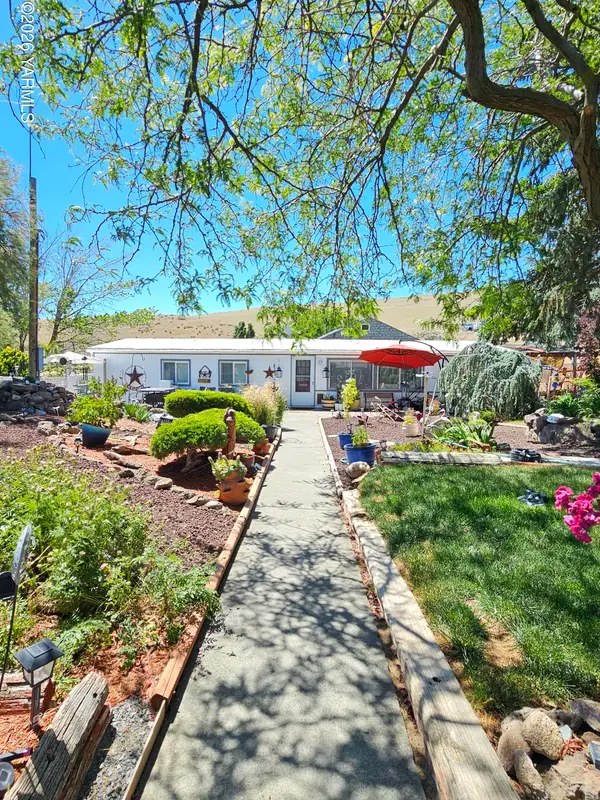 380 Meadowlark Ln, Moxee, WA 98936