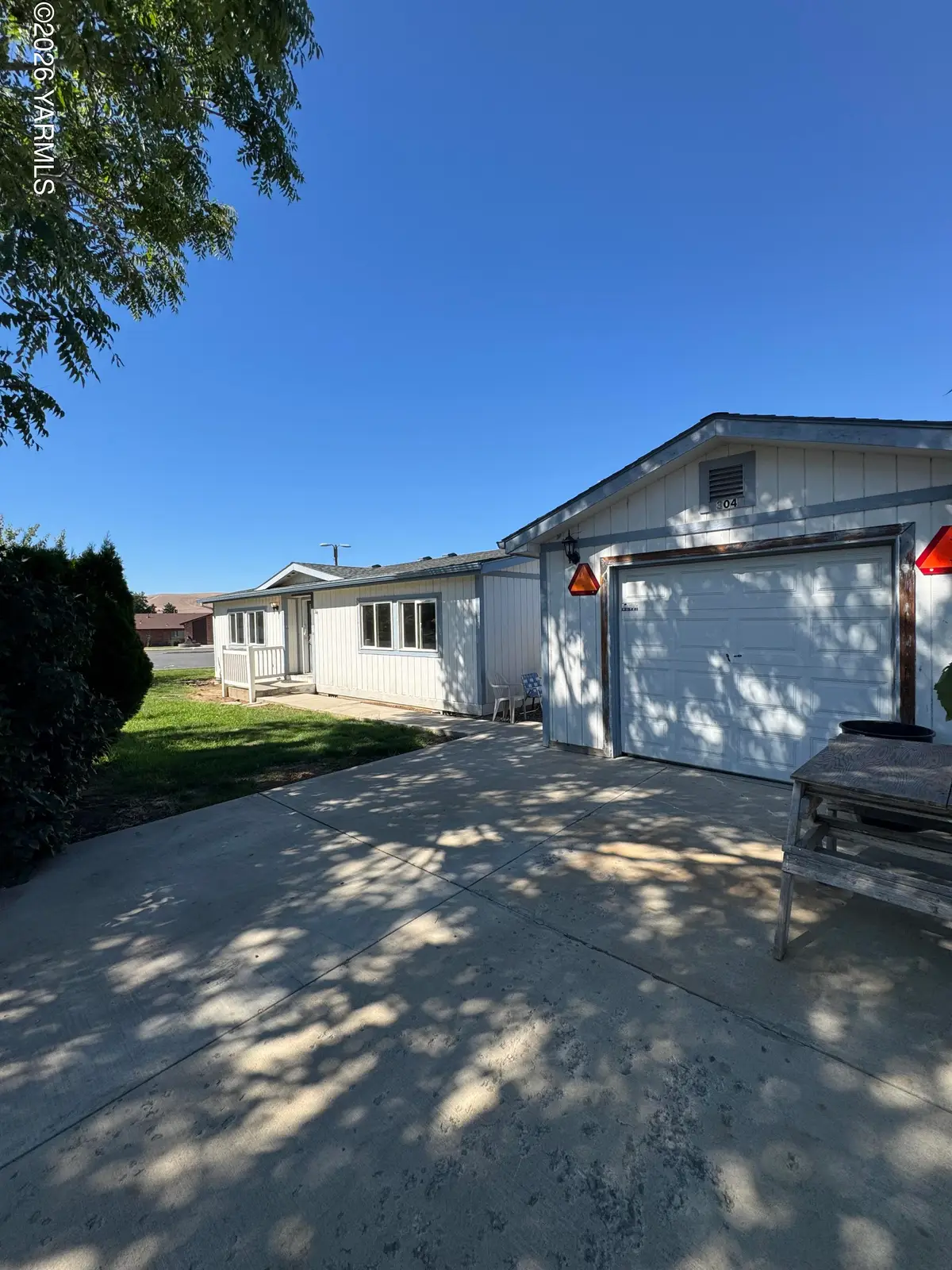 304 N Tacoma St, Moxee, WA 98936 - #1
