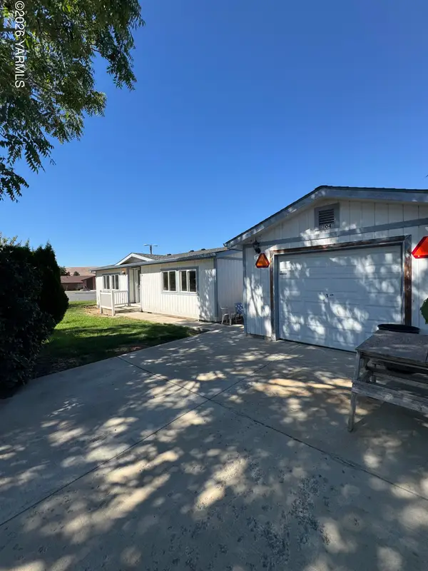 304 N Tacoma St, Moxee, WA 98936