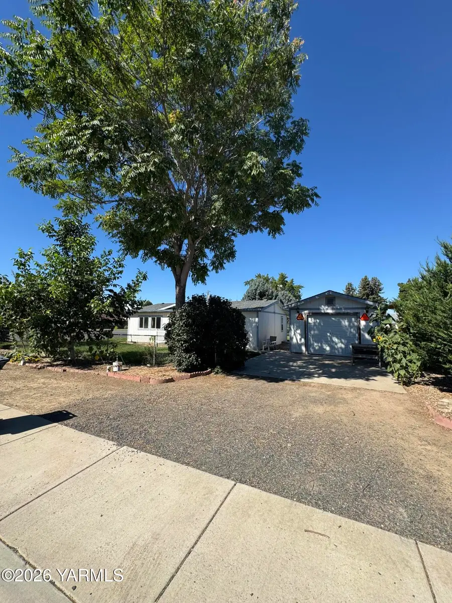 304 N Tacoma St, Moxee, WA 98936 - #3