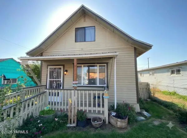 105 W 4th St, Wapato, WA 98951