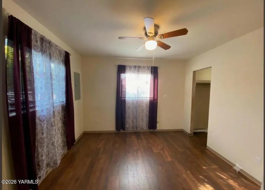 105 W 4th St, Wapato, WA 98951 - #3