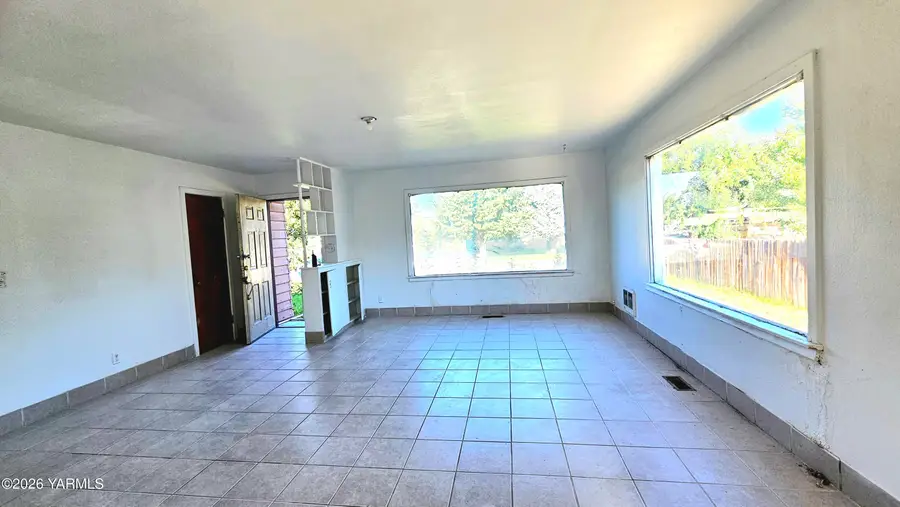 1310 Landon Ave, Yakima, WA 98902 - #2