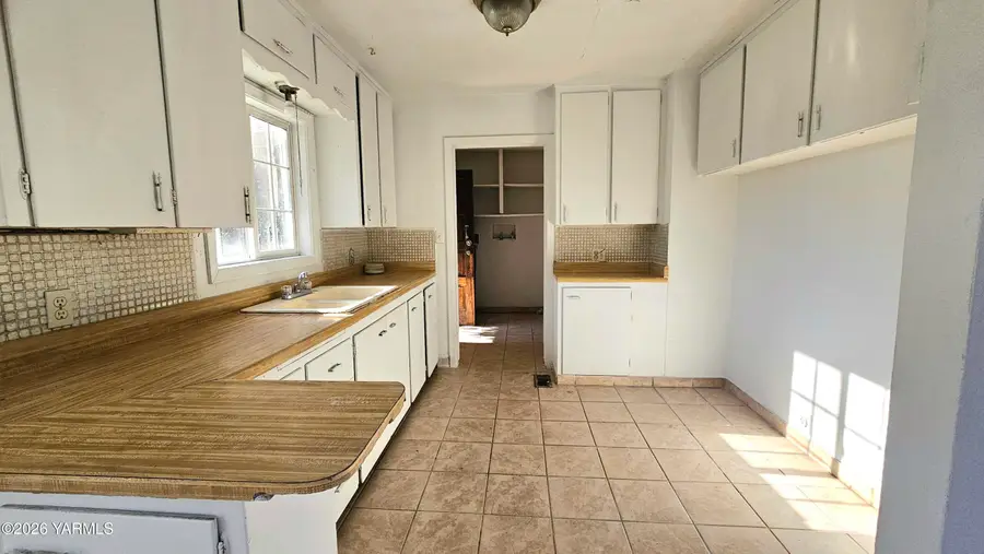 1310 Landon Ave, Yakima, WA 98902 - #3