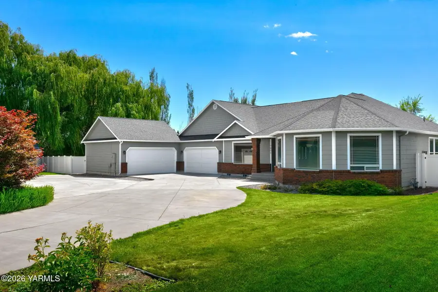 7802 Easy St, Yakima, WA 98903 - #2