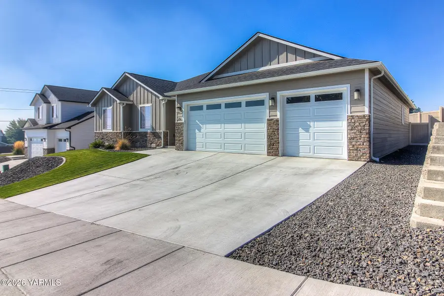 204 Rainier Dr, Yakima, WA 98908 - #2