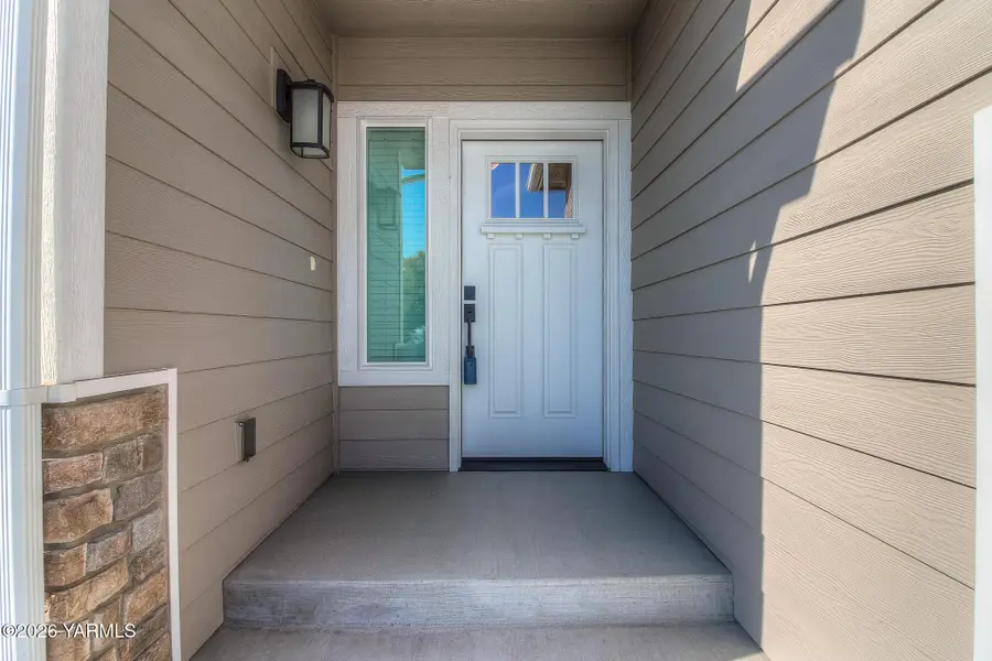 204 Rainier Dr, Yakima, WA 98908 - #3