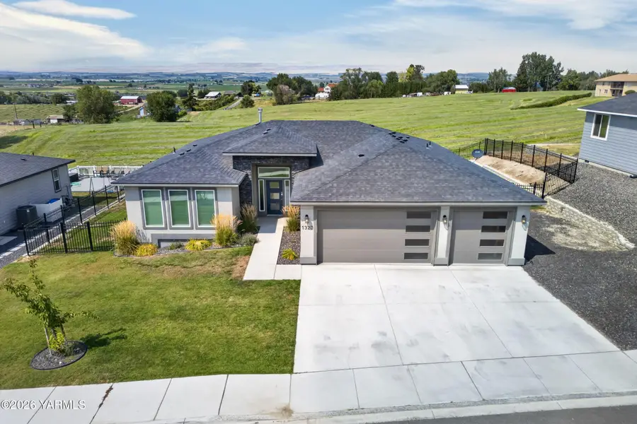 1320 W Pax Ct, Sunnyside, WA 98944 - #3