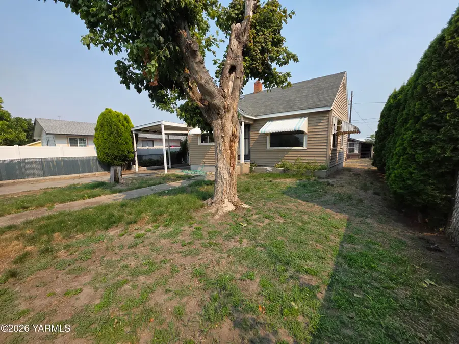 106 N Date St, Toppenish, WA 98948 - #3