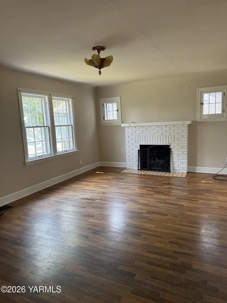 618 S 17th Ave, Yakima, WA 98902 - #3
