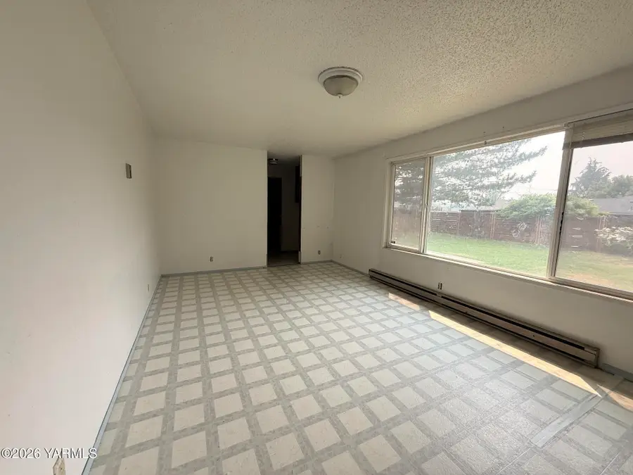 202 Jackson Dr, Grandview, WA 98930 - #3