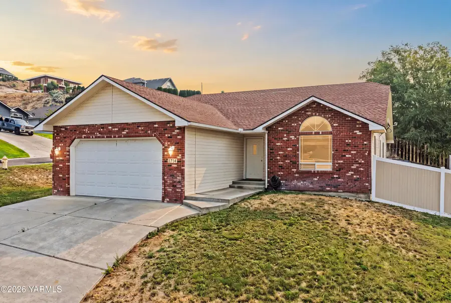 613 N 9th St, Selah, WA 98942 - #2
