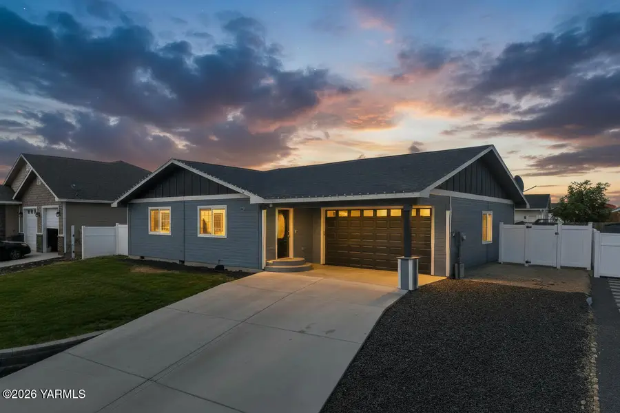 609 Eagle Nest Dr, Granger, WA 98932 - #2