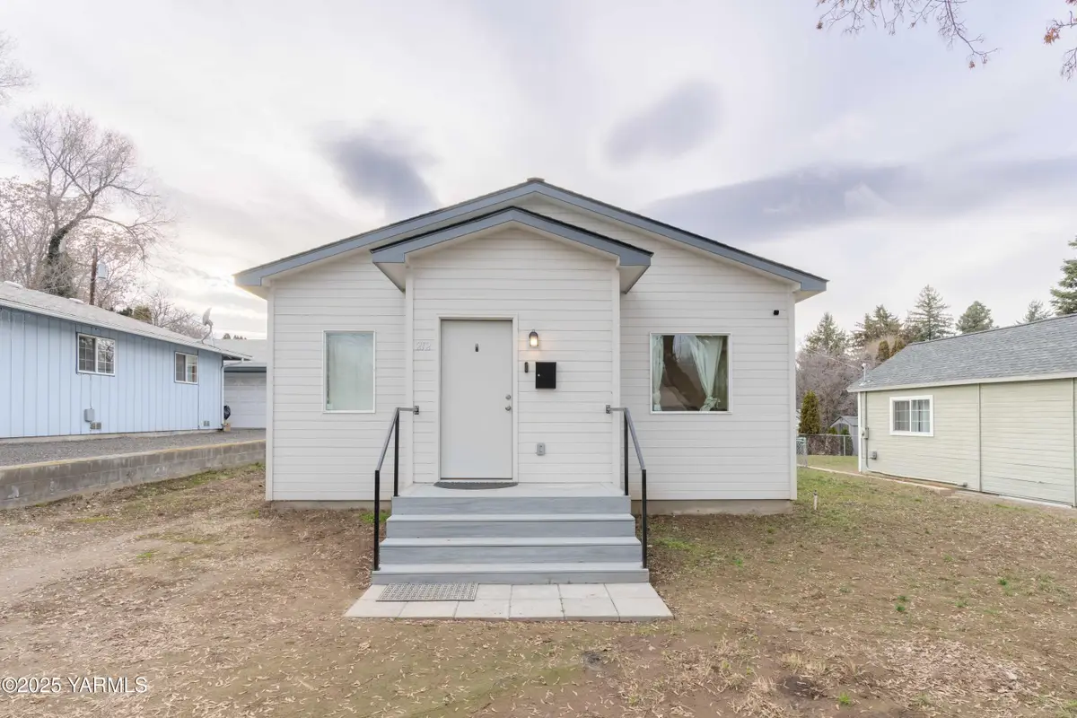 212 N 30th Ave, Yakima, WA 98902 - #1