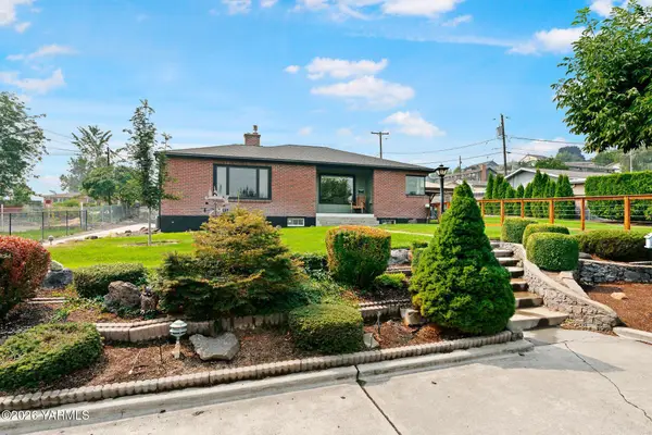 1102 W Fremont Ave, Selah, WA 98942
