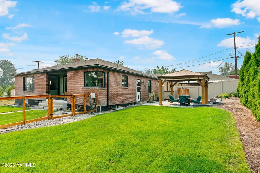 1102 W Fremont Ave, Selah, WA 98942 - #2