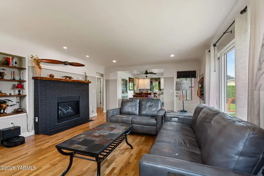 1102 W Fremont Ave, Selah, WA 98942 - #3